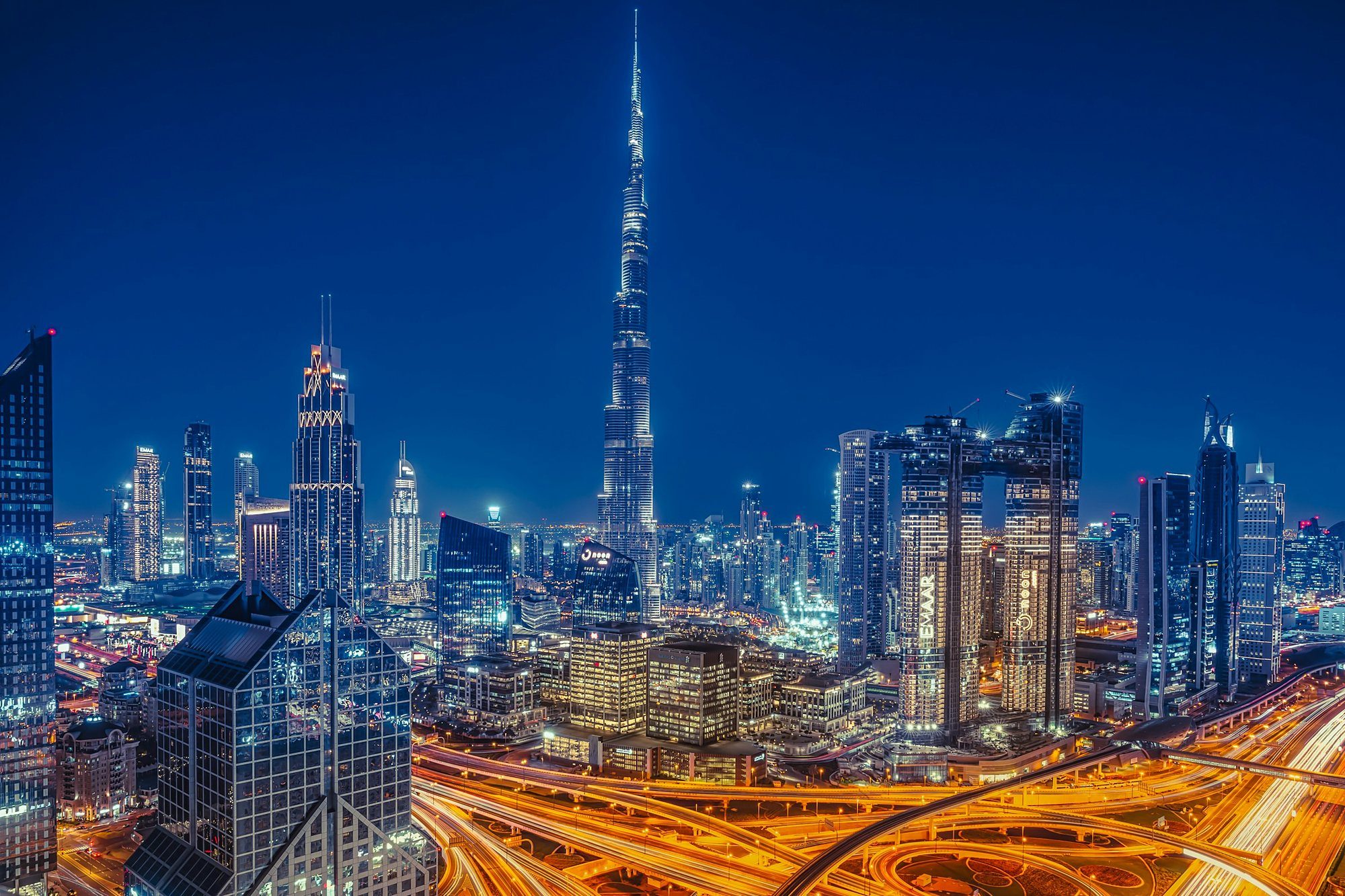 Downtown Dubai en de Burj Khalifa in de schemering