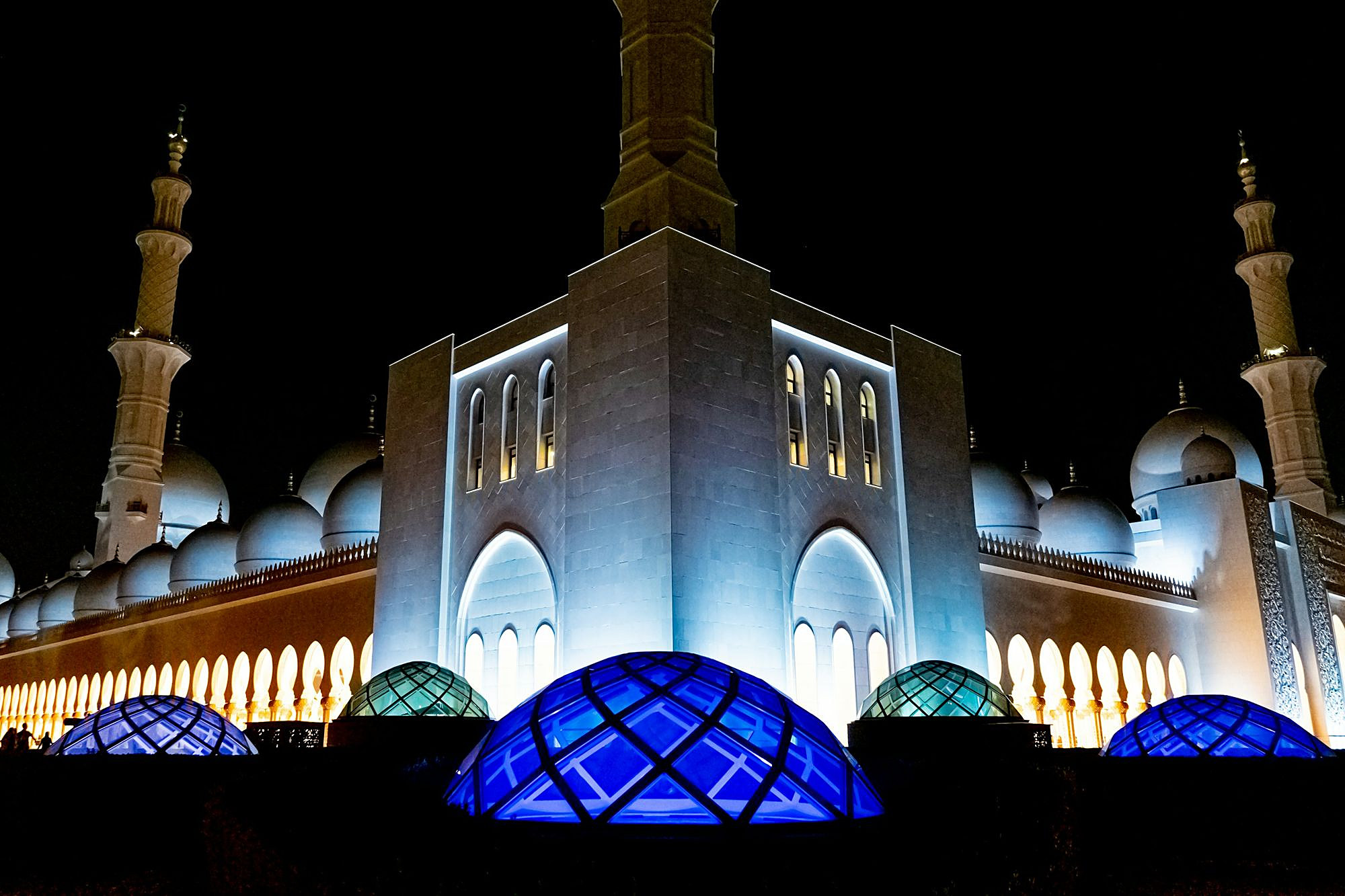 De Sjeik Zayed-moskee in Abu Dhabi bij nacht